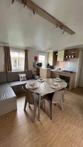 Gallery image of Mobilhome cosy tout confort 6-8 personnes in Valras-Plage