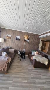 un salon avec un canapé et une table dans l'établissement Cosy cabin in North-Norway, Nearby Senja., à Sorreisa