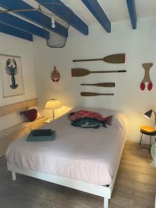 ドーヴィルにあるLa cabine de Deauvilleのベッドルーム1室(白いベッド1台、青い天井付)