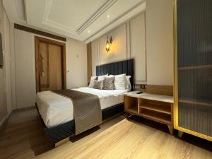 Habitación de hotel con cama y espejo en EMPIRE PLATINUM SUITES, en Nueva Delhi