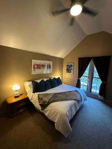 1 dormitorio con 1 cama grande con almohadas azules en Corktown Cottage, en Detroit