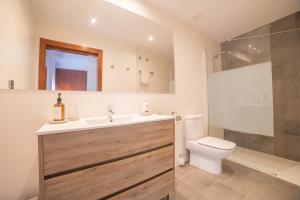 a bathroom with a sink and a toilet at Mazi Apartments Colón in Vic