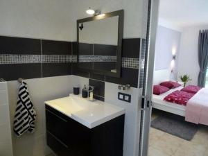 baño con lavabo, espejo y cama en Ferienhaus mit Privatpool für 4 Personen 2 Kinder ca 120 qm in La Victoria de Acentejo, Teneriffa Nordküste von Teneriffa, en La Victoria de Acentejo