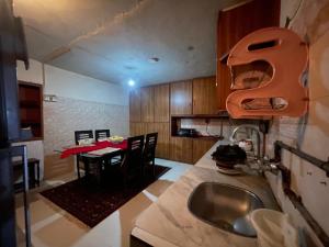 Η κουζίνα ή μικρή κουζίνα στο Singay Homestay +25 φωτογραφίες