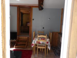 a kitchen with a table and chairs in a room at Studio à Murbach au calme in Murbach
