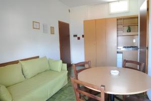 sala de estar con sofá y mesa en Ferienwohnung für 2 Personen 1 Kind ca 35 qm in Malcesine, Gardasee Ostufer Gardasee - b43625, en Malcesine