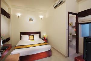 Giường trong phòng chung tại Kim Yen Hotel