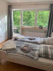 a bed in a bedroom with a window at Ganzes Haus in der Altstadt, ideal für 2 Personen, 4 Gäste möglich in Quakenbrück