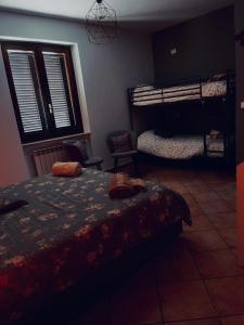 een slaapkamer met een bed en 2 stapelbedden bij B&B Sole e Luna in Scurcola Marsicana