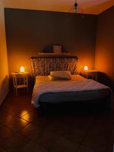 una camera da letto con un letto con due luci sopra di B&B Sole e Luna a Scurcola Marsicana