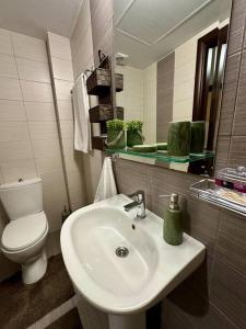 łazienka z białą umywalką i toaletą w obiekcie Eleni's apartment near airport w Heraklionie