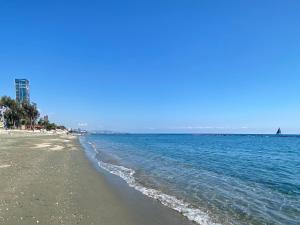 une plage avec l'océan par temps clair dans l'établissement Andreas Apartment, à Limassol