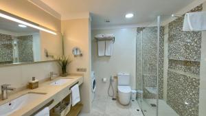 ein Badezimmer mit Dusche, Toilette und Waschbecken in der Unterkunft Apartamento Tenerife Vista Bella in Santa Cruz de Tenerife