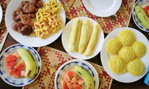 Sigiri Neo Homestay في سيجيريا: مجموعة من أطباق الطعام على طاولة