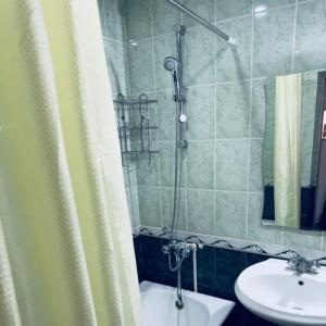 bagno con lavandino e doccia di willa hostel a Yunusobod