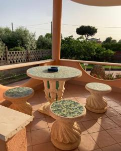 een tafel en twee stoelen op een patio bij Villa Fiore in Nettuno