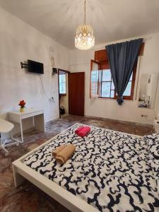 una camera da letto con un grande letto con una coperta bianca e nera di Borgo Di Taormina Apartments a Gaggi