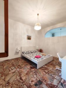 una camera con un letto di Borgo Di Taormina Apartments a Gaggi