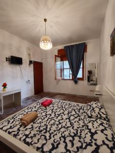 una camera da letto con un grande letto con una coperta bianca e nera di Borgo Di Taormina Apartments a Gaggi