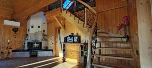 eine Treppe in einem Holzhaus mit Kamin in der Unterkunft Pakeliui/On the way in Tauragė