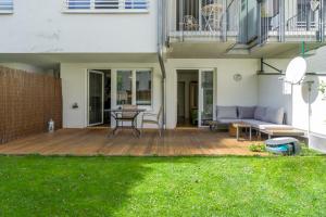 patio con divano e tavolo di Apartment with garden close to Stadthalle, Westbahnhof a Vienna