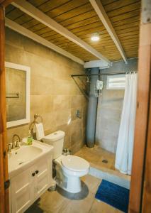 uma casa de banho com um WC e um lavatório em Ocean Front Villa 3 em Culebra