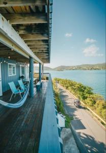 um alpendre de uma casa com vista para a água em Ocean Front Villa 3 em Culebra