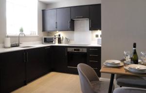 Η κουζίνα ή μικρή κουζίνα στο Apartment 3 Old Conservative Club in Historic Town - Pass the Keys