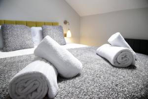 Ένα ή περισσότερα κρεβάτια σε δωμάτιο στο Apartment 3 Old Conservative Club in Historic Town - Pass the Keys