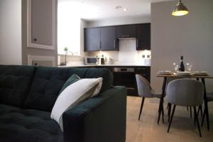 Una sala de estar con un sofá y una mesa y una cocina. en Pass the Keys Apartment 3 Old Conservative Club in Historic Town, en Caernarfon 23 fotos más