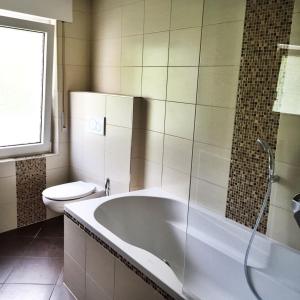 La salle de bains est pourvue d'une baignoire et de toilettes. dans l'établissement Sweet Apartments, à Baden-Baden