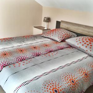 Bett mit Polka-Punkten-Bettwäsche und -Kissen in der Unterkunft Sweet Apartments in Baden-Baden