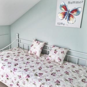 Schlafzimmer mit einem Bett mit einem Schmetterlingsbild an der Wand in der Unterkunft Sweet Apartments in Baden-Baden