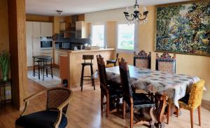 a kitchen and dining room with a table and chairs at Appartement lumineux, 80m2, au calme, 10mn à pieds de la plage in Les Sables-dʼOlonne +10 photos