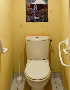 a bathroom with a toilet with a painting on the wall at Appartement lumineux, 80m2, au calme, 10mn à pieds de la plage in Les Sables-dʼOlonne