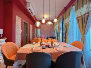 a dining room with a table with orange chairs at 香港將軍澳歐式風格3房2廳高級公寓 in Hong Kong