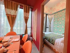 香港的住宿－香港將軍澳歐式風格3房2廳高級公寓，卧室配有一张床和一张桌子及椅子