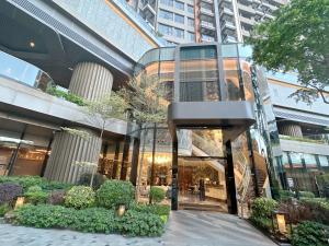 香港的住宿－香港將軍澳歐式風格3房2廳高級公寓，城市中带旋转门的建筑