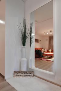 um espelho em uma sala com um vaso e uma sala de estar em Relax by the Sea 4 Min to Beach Free Parking em Helsínquia mais 25 fotografias