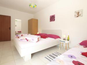 ein weißes Schlafzimmer mit 2 Betten und einem Tisch in der Unterkunft Studio für 6 Personen ca 50 qm in Banjole, Istrien Istrische Riviera in Banjole