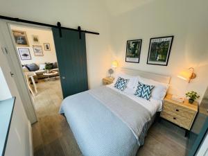 ロンドンにあるForge Cottage - Pretty 1 Bedroom Cottage with Free Off Street Parkingのベッドルーム1室(ベッド1台付)、リビングルームが備わります。