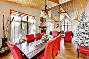 un comedor con una mesa y un árbol de Navidad en Chalets Alpins- 15 Chemin des Skieurs, en Stoneham