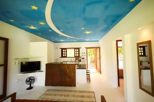 een woonkamer met een plafond met sterren erop bij Aconchego do espelho - Casa para temporada in Praia do Espelho