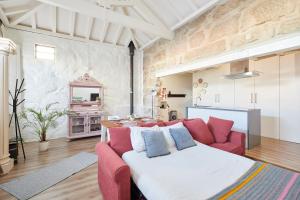 ein Wohnzimmer mit einem roten Sofa und einem Tisch in der Unterkunft Maison214 in Vila Nova de Gaia
