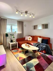 uma sala de estar com um sofá e uma mesa em Helsinki Seaside Home with Free Parking em Helsinque