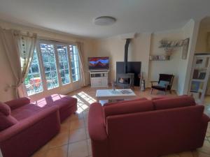 TV a/nebo společenská místnost v ubytování Maison familiale avec piscine et grand jardin