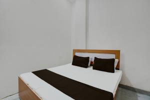 Ein Bett oder Betten in einem Zimmer der Unterkunft OYO Flagship Hotel Lotus