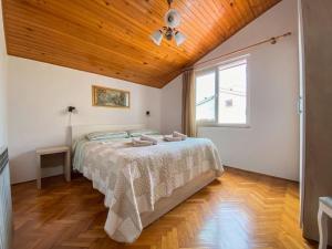 - une chambre avec un lit et un plafond en bois dans l'établissement Ferienwohnung für 7 Personen ca 100 qm in Rovinj, Istrien Istrische Riviera, à Rovinj