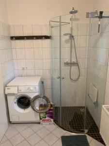 a washing machine in a bathroom with a shower at Ganzes Haus in der Altstadt, ideal für 2 Personen, 4 Gäste möglich in Quakenbrück