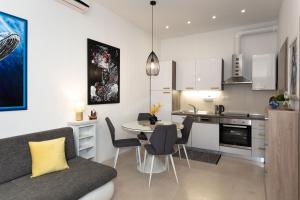 Kuchyň nebo kuchyňský kout v ubytování Moon Apartment